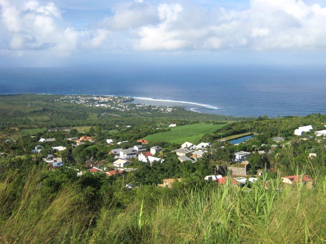Les Avirons et au loin le lagon de l'Etang Salé