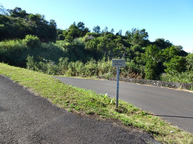Prendre à gauche à l'épingle pour entamer la descente par le Chemin Mélina