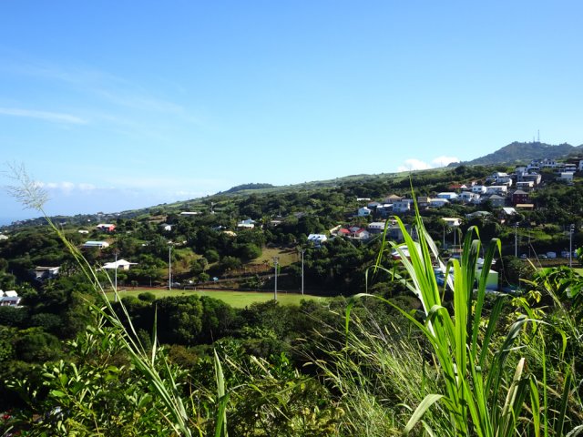 Le stade et quelques cases du Ruisseau