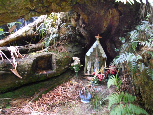 La vierge esseulée au croisement des sentiers