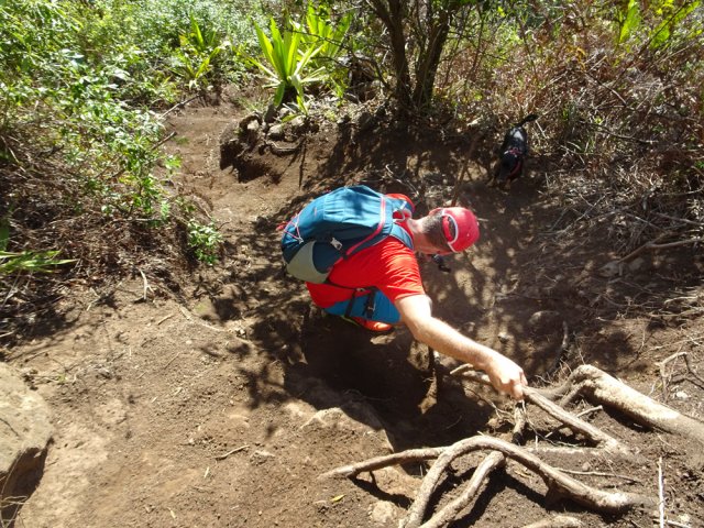 Forte descente terreuse et glissante à l'approche de la ravine