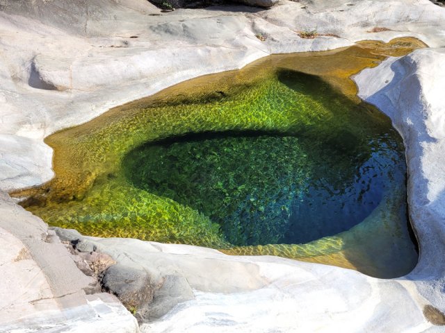 Il est profond et de forme curieuse