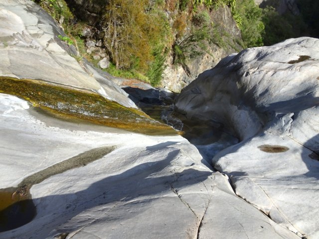 Attention à la glissade près des derniers mètres de la rivière