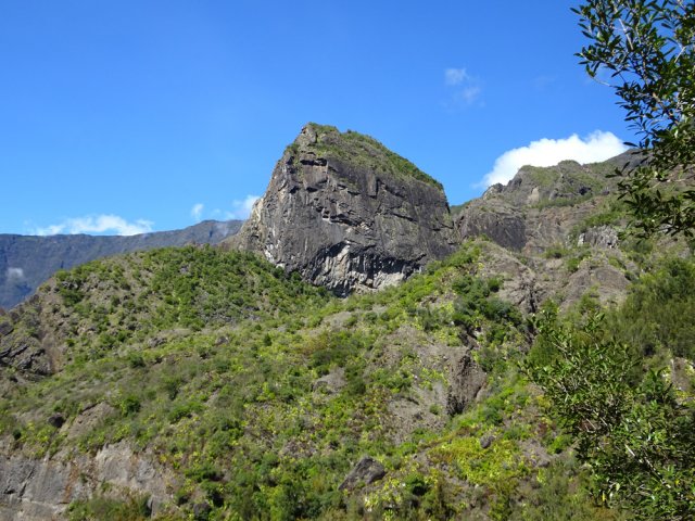 On quitte rarement le Piton de Sucre des yeux