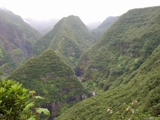 Le Piton Dorseuil, entouré de nombreuses cascades et barrages