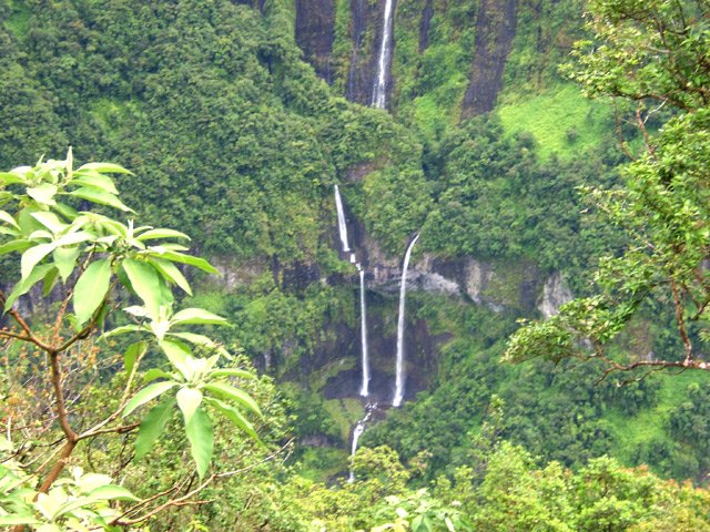 Les cascades de Takamaka les plus photographiées, surtout par hélicoptère