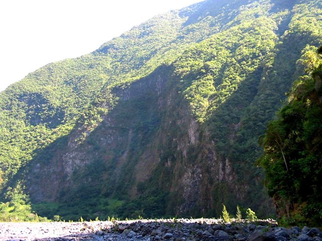 D'anciens éboulis, immédiatement nettoyés au premier cyclone