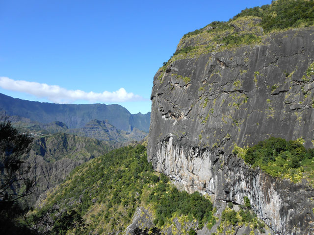Plus on monte et plus la falaise paraît verticale
