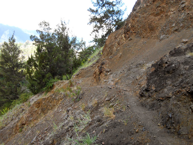 D'autres très étroites sur terrain sableux et glissant