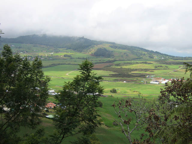 Vue sur les prairies au pied du piton