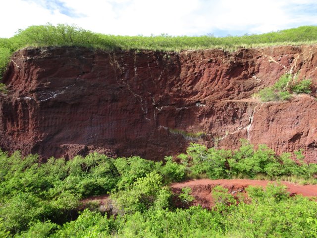 Vue sur le cratère sud depuis le sentier