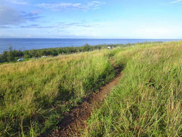 Le petit sentier remontant en lacets vers le sommet du Piton Rouge