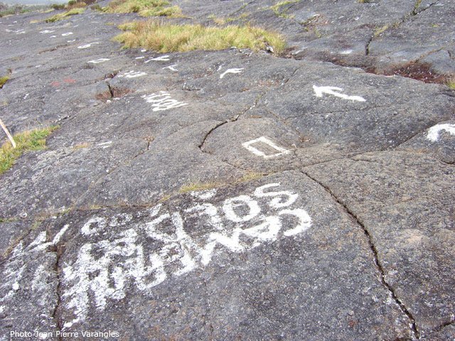 Même les sentiers basaltiques sont tagués