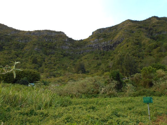 La Roche Verre Bouteille, déjà au soleil, vue depuis le point de départ