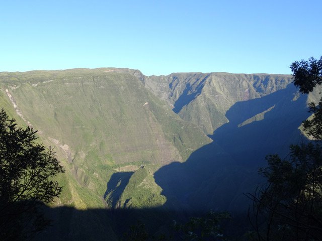 Le soleil levant éclaire les coteaux vers le Dimitile