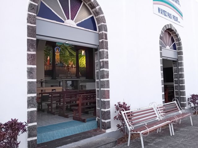 La randonnée débute par le chemin de croix passant devant Notre-Dame de la Salette