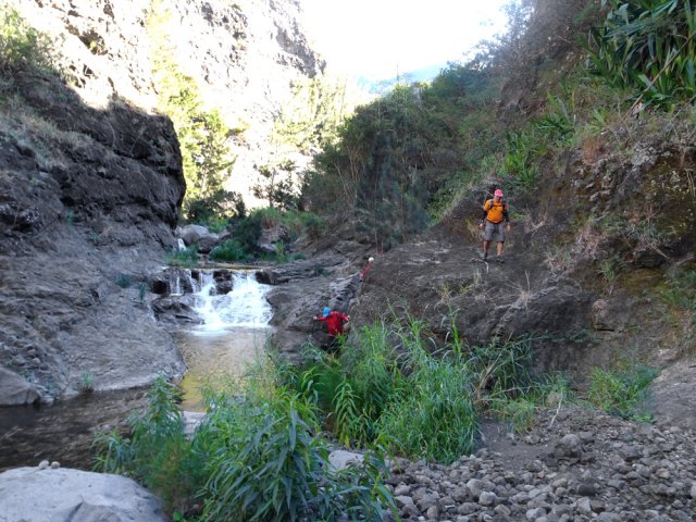 Choisir les meilleurs passages pour marcher vers l'aval et rejoindre la cascade