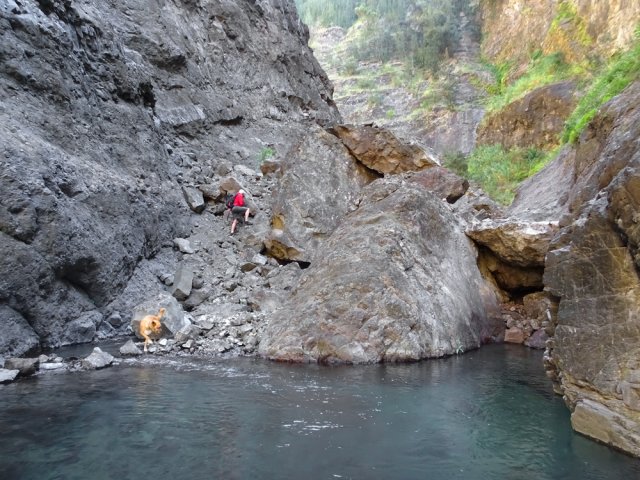Le cours d'eau passe sous un énorme éboulis récent et dangereux