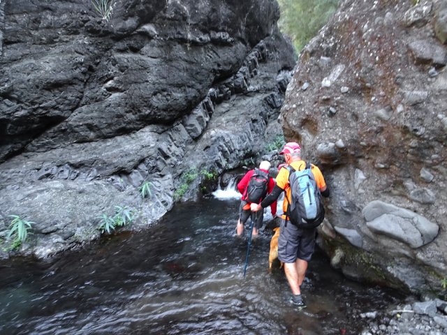 Passages obligatoires dans l'eau lorsque les falaises sont trop verticales