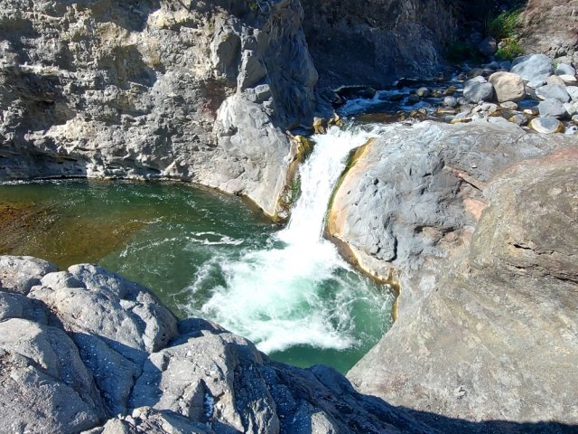 La cascade et son grand bassin en aval du gué