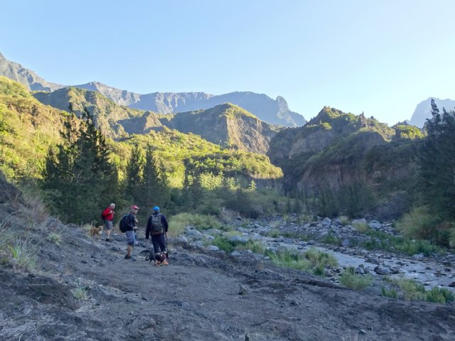 Les vastes confluents de Trois Bras dominés, au loin, par le Grand Bénare