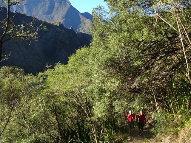Entamer la montée du sentier du Reposoir