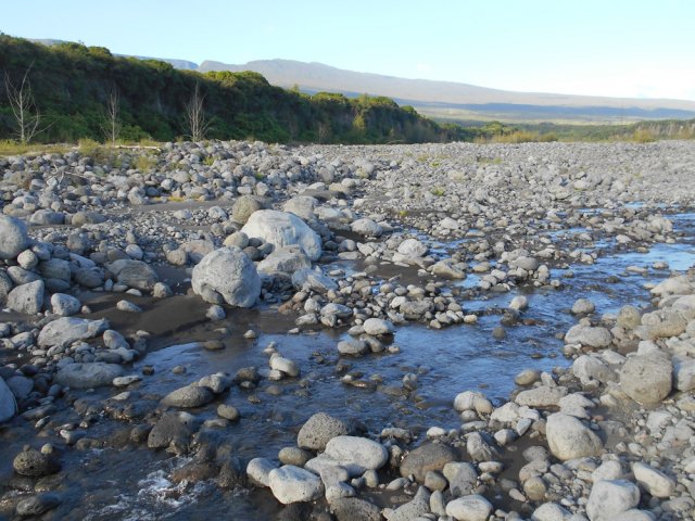 Le très large delta de la Rivière de l'Est, entièrement recouvert de galets