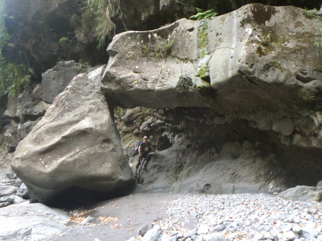 Une arche basaltique qui résistera peut être aux passages des cyclones