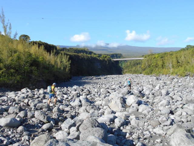 Les falaises se rapprochent à partir des deux ponts