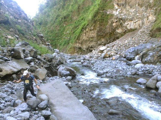 On rencontre plusieurs éboulis conséquents qui incitent à la prudence