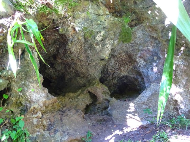 Deux petites cavités à l'aspect inquiétant