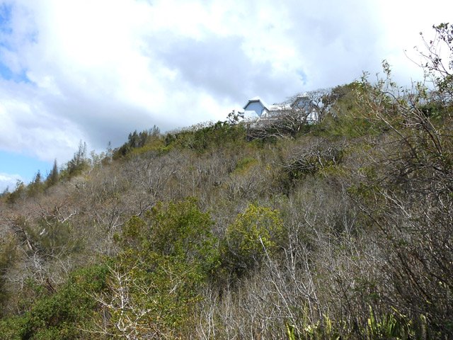 On s'approche doucement de la grande case blanche