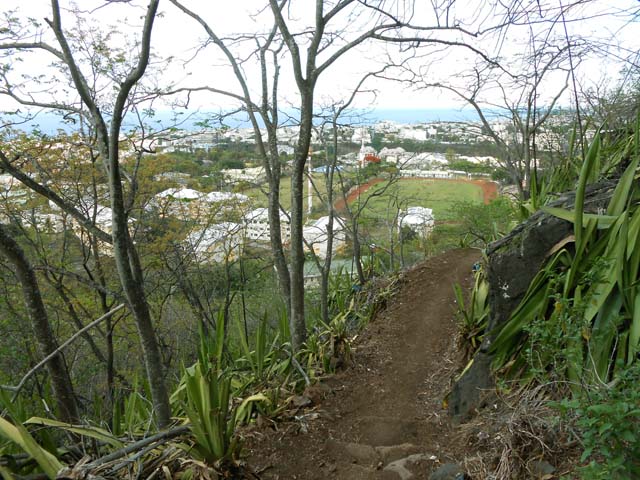 Au retour, bientôt la plongée vers la Redoute dont on aperçoit le stade