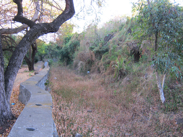 Le début du canal et du sentier