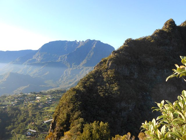 Le Piton des Neiges et Grand Îlet cachés par les flancs du Cimendef