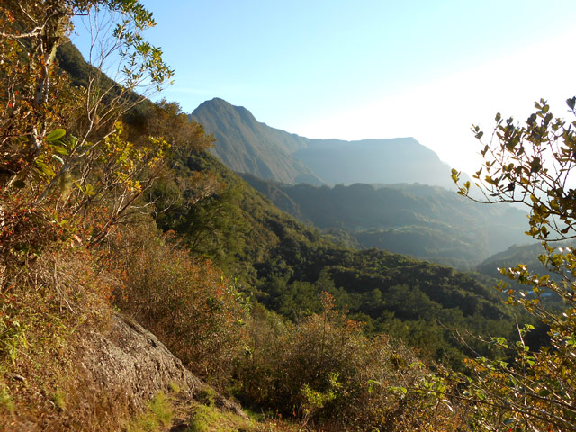 Un petit bout de sentier durant la montée à la Fenêtre. Au loin, la Roche Ecrite et le Bé Massoune