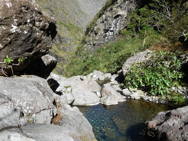 Les premiers petits bassins alors que l'eau coule encore faiblement