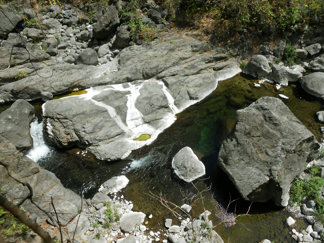 Le sentier surplombe parfois la rivière à la verticale. Gare à la chute