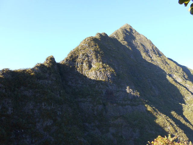 Le Cimendef avant la plongée dans la vallée du Bras de Sainte-Suzanne