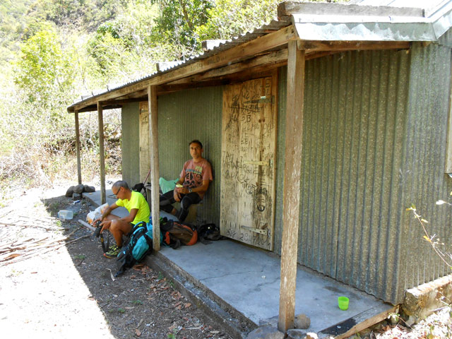 Un gîte encore en assez bon état malgré la fermeture ancienne du sentier