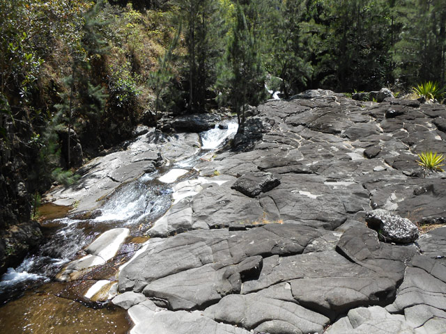 Une très belle ravine qui se jette en toboggans et cascades dans le Bras de Ste-Suzanne