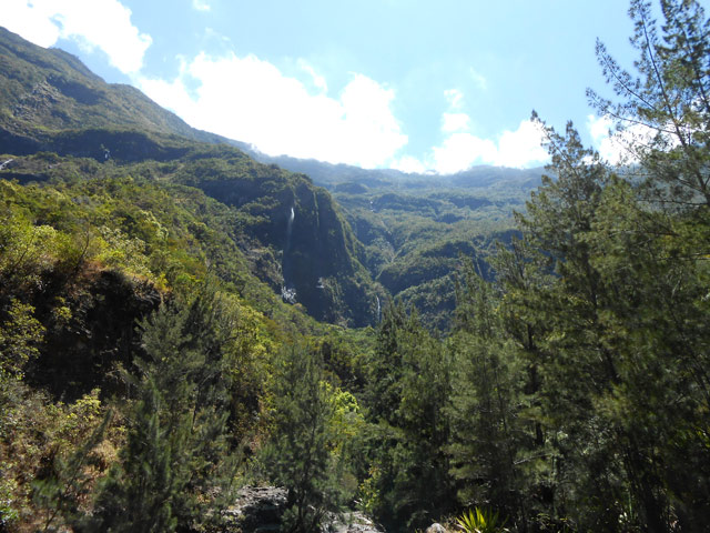 Paysage déchiqueté avec cascades ou pisse-en-l'air