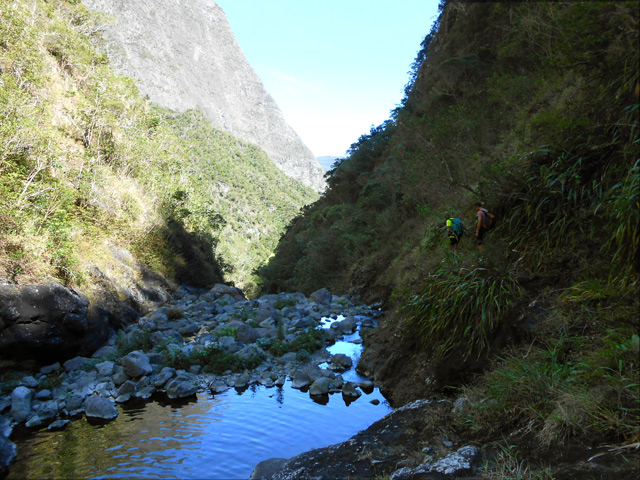 Un sentier très facile à trouver sur la droite et une idée du chemin à parcourir vers la bas