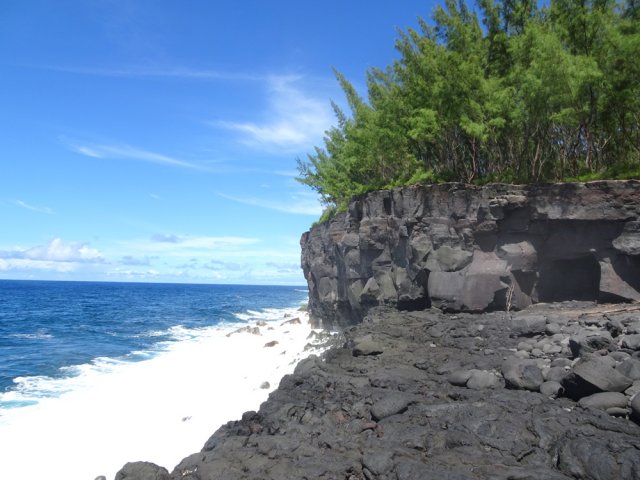 Descendre sur les plaques basaltiques puis marcher vers la falaise