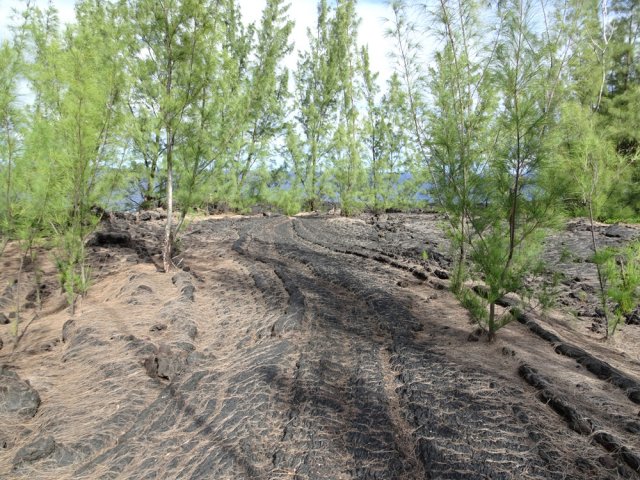 On retrouve le sentier près de cette petite rivière de lave