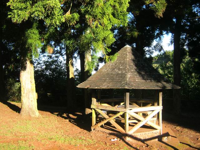 Le kiosque qui marque le départ du sentier des Ouvriers