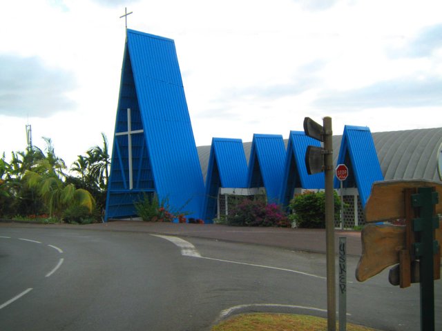 L'église originale aux multiples toitures bleues