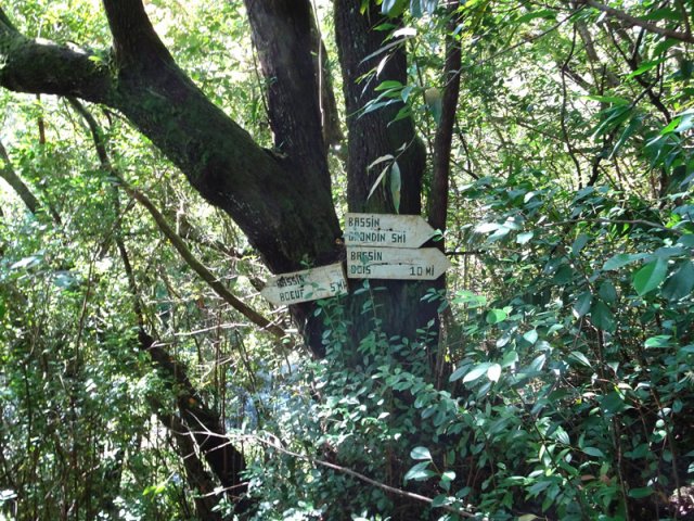 Des panneaux vieillissants indiquent les bassins