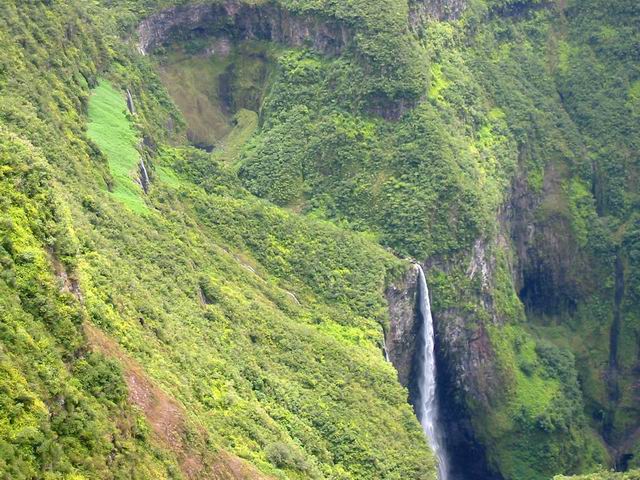 Une des cascades du Trou de Fer visible du point de vue aménagé