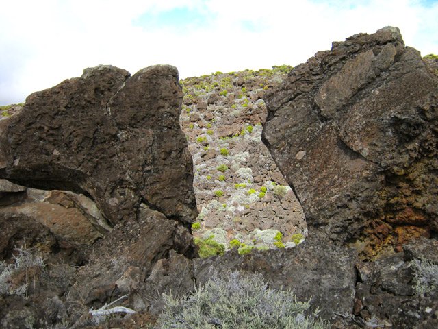 Une brèche dans les roches surplombant la Ravine des Avirons